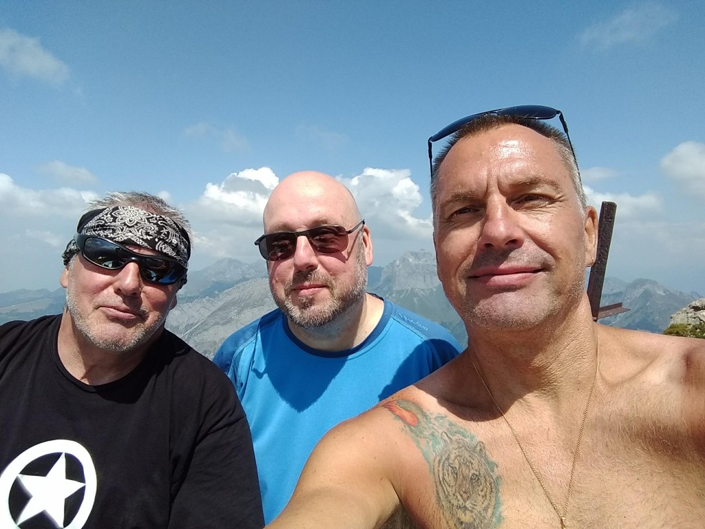 Les trois frères, de gauche à droite, Pascal, Franck, Didier, au sommet du Mont de Grange 2432 m, le 23/07/18.