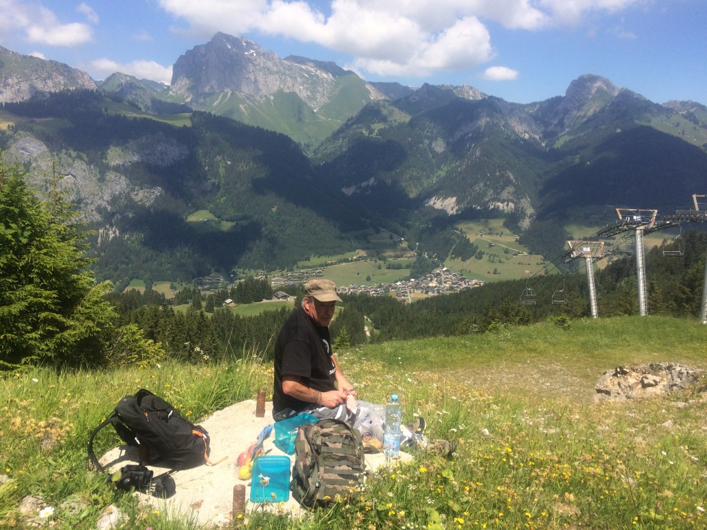 La Chapelle d'Abondance : départ du télésiège du Crêt-Béni (1000 m) arrivée au sommet du télésiège Les Fontaines (1527 m) avec mon frère Pascal (photo). Observation : trois chamois.