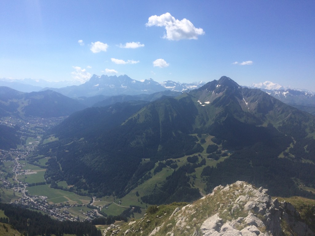 Départ Abondance lieu dit Le Sauvage 1221 m, arrivée au sommet du Mont Chauffé 2034 m. Observation : des edelweiss et un sanglier.