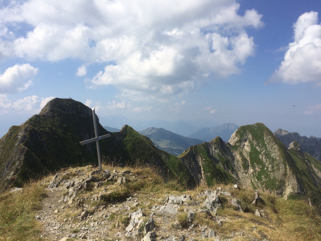 Départ du lieu dit Le Foron sur les communes de Saint-Jean-d'Aulps et La Côte-d'Arbroz, arrivée au Roc d'Enfer en passant par les trois sommets 2244 m. Observation : une quinzaine de chamois, une dizaine de vautours fauves, deux gypaètes barbues, des marmottes et des faucons crécerelles, sans oublier une coccinelle qui s'est posée sur moi au sommet.  