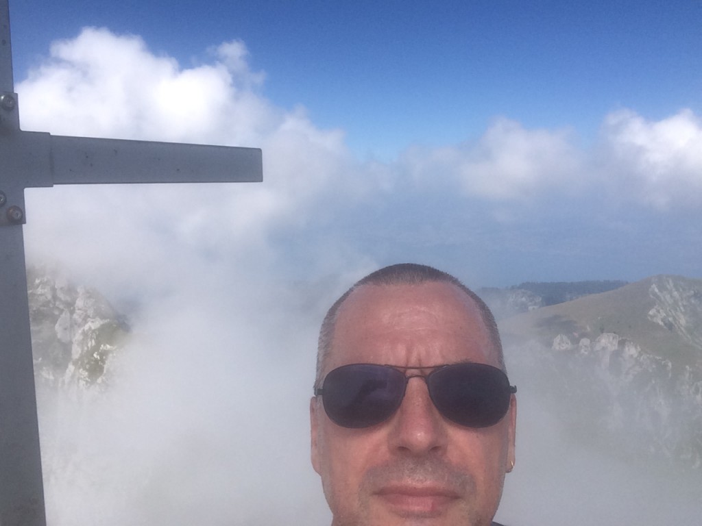 Toujours la tête dans les nuages le Didier. Sommet de Le Château d'Oche 2197 m.