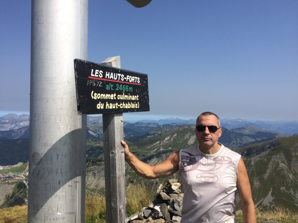 Avoriaz, départ des Prodains (1173 m), arrivée au sommet des Hauts Forts (2466 m) par la crête Est escarpée, et descente par le col du Pic à Talon. Observation : une vipère péliade, un Circaète Jean-le-Blanc (rapace).  