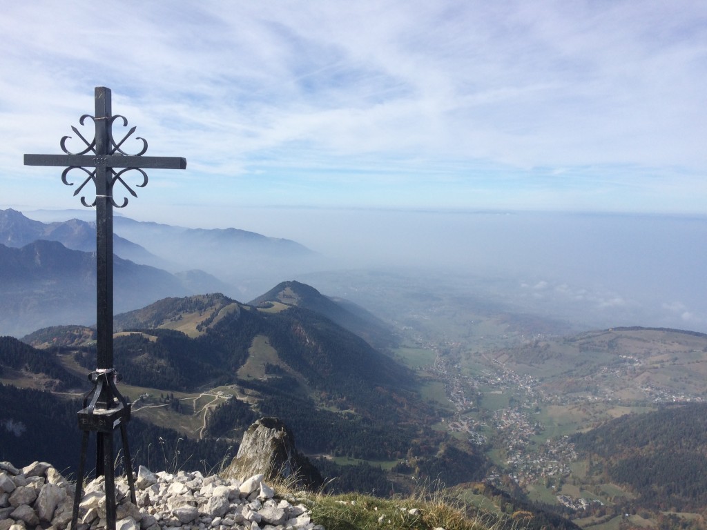 Départ de Bernex (la Fétiuère 1210 m), arrivée au sommet de la dent d'Oche 2222 m puis descente par le col de Planchamp 1996 m.  