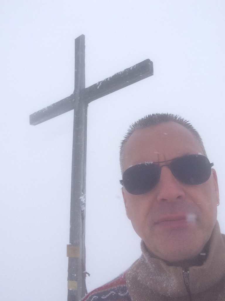 Départ du Flon (CH) 1060 m, arrivée dans la brume et sous la neige au sommet du Grammont 2171 m. Observation : un écureuil.