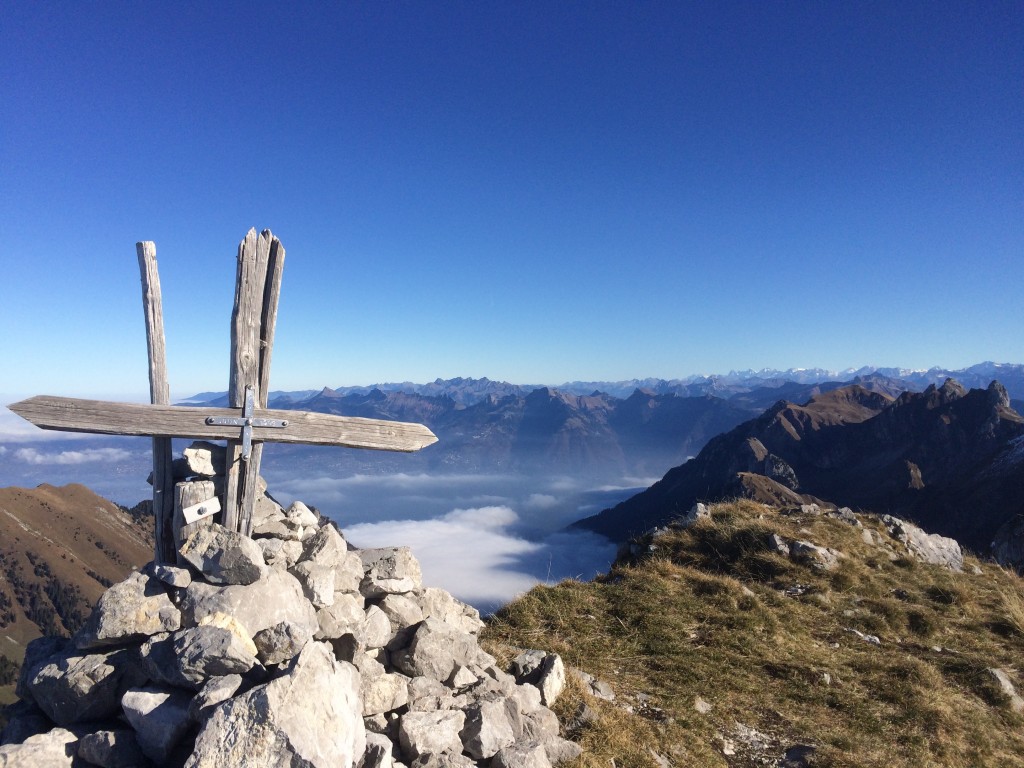 Départ chalets de Bise 1500 m (Vacheresse), col de Bise 1914 m, col de Pavis 1932 m,  arrivée au Château d'Oche 2197 m. Retour par le lac d'Arbon 1813 m et le col de Bise. Observation : une cinquantaine de Bouquetins.  