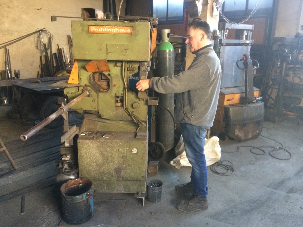 Décembre 2018. Avec l'aide et la sympathie de Noël Marulaz de Morzine qui m'a ouvert sa forge, nous avons pu percer les pièces en inox de la structure qui soutiendra la bulle.