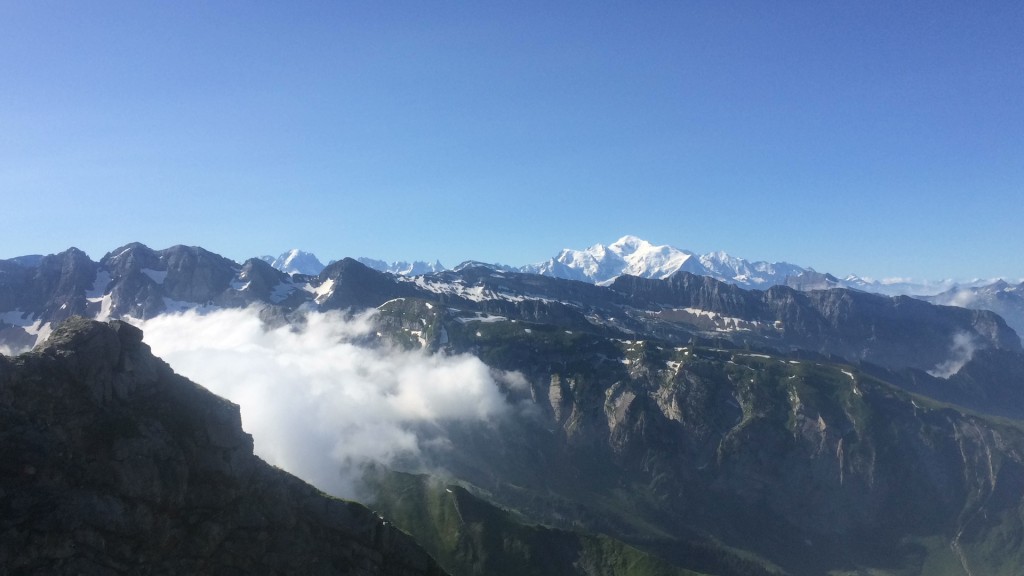 Du haut des Hauts Forts, 2466 m avec vue sur le Mont-Blanc. Randonnée de 1300 m de dénivelés pour garder la forme. 