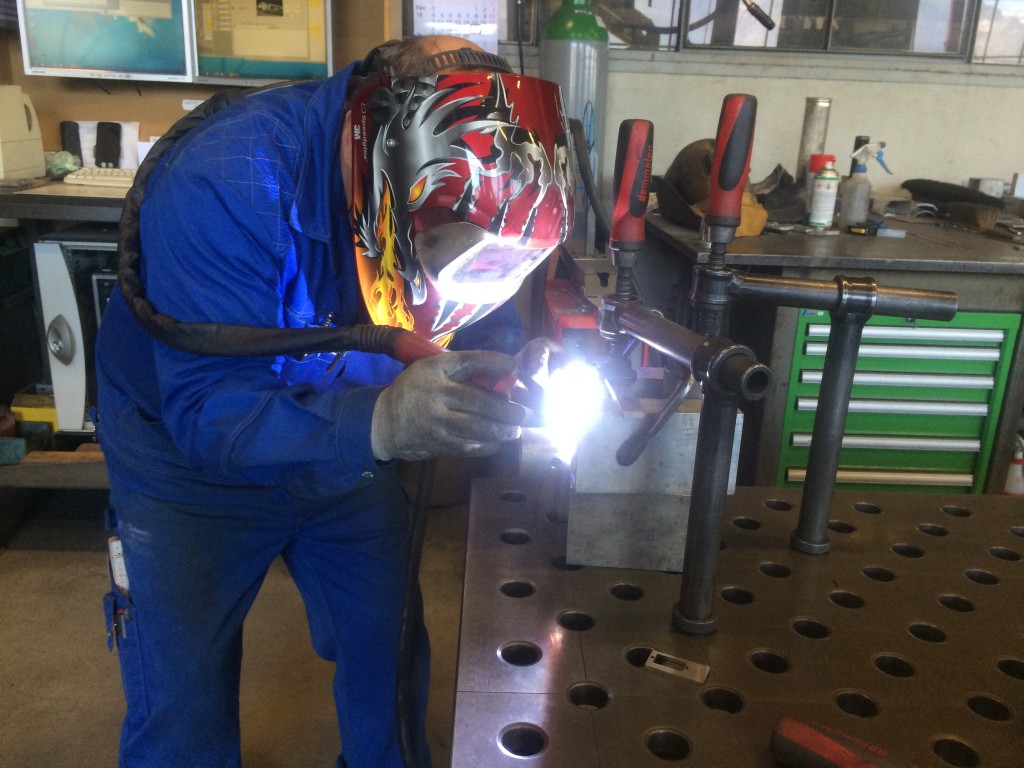 Grâce à DFSA de Vionnaz (CH) la boite de pédalier en inox est fabriquée. Silvino à la baguette.