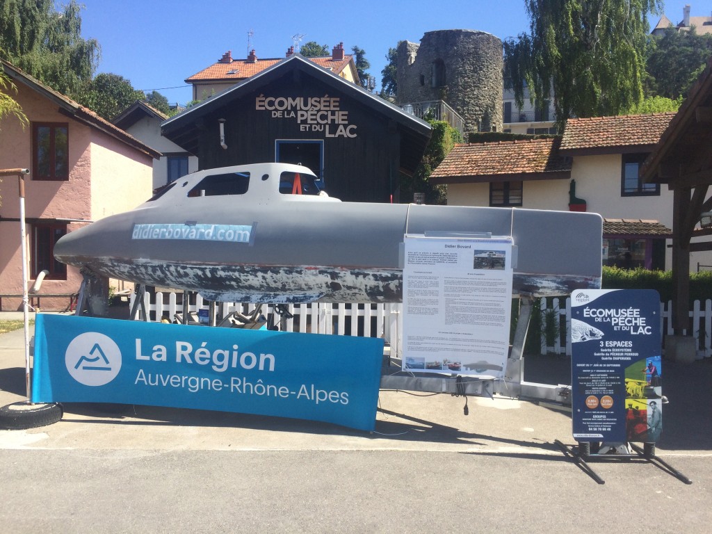 My Way à l'éco-musée de la pêche et du lac avec la banderolle de la Région pour une nouvelle subvention.