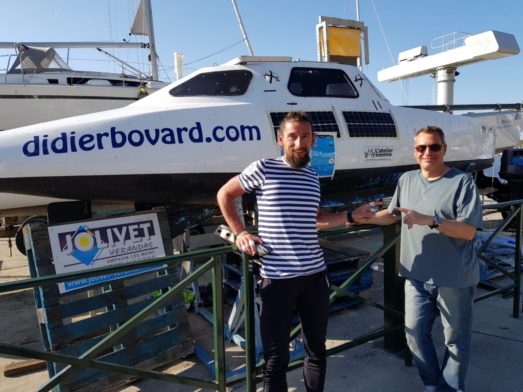 Quand deux baroudeurs des mers se rencontrent au port de Rives à Thonon-les-Bains devant My Way. Didier en compagnie de Stéphane Brognard venu goûter au lac Léman pour sa préparation de la traversée du Pacifique sud en 2021.