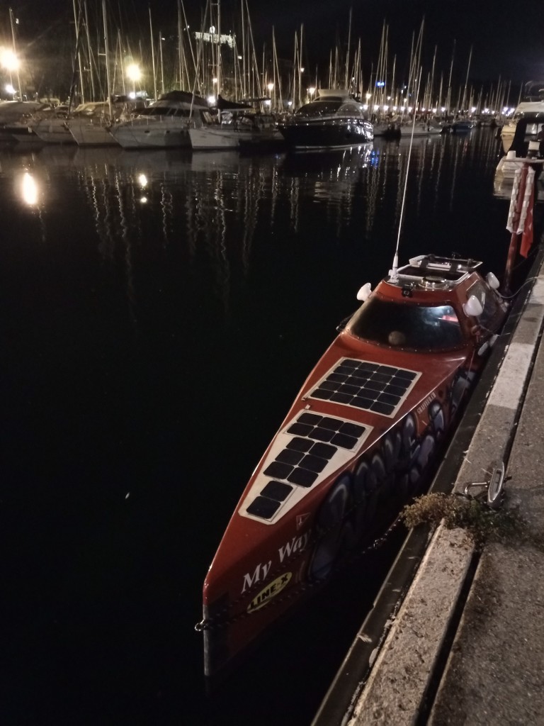 Arrivés au port d'Évian où on passe la nuit après 5 heures de pédalage depuis Rives