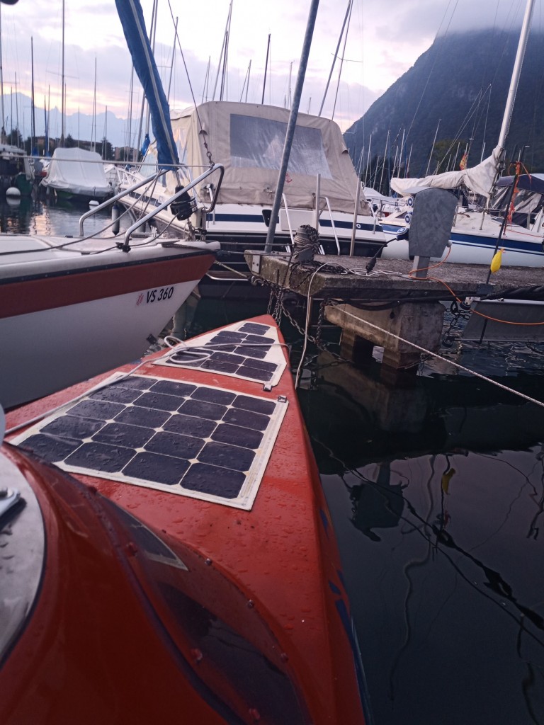 Arrivés au Bouveret samedi à 20h après 10h de pédalage non stop. Pour ceux qui me disait que j'allais mourir d'hypothermie après 3h de pédalage 😁. Mais galère tout le long, pas de répit, à Lugrin après mon arrêt forcé dû pagayer une heure pour accoster à un ponton aidé par des gens fort sympathiques, merci pour l'orangina. L'arrêt juste avant dans un petit port a tordu la protection de l'hélice par une eau peu profonde, heureusement que l'hélice n'a pas été touchée.