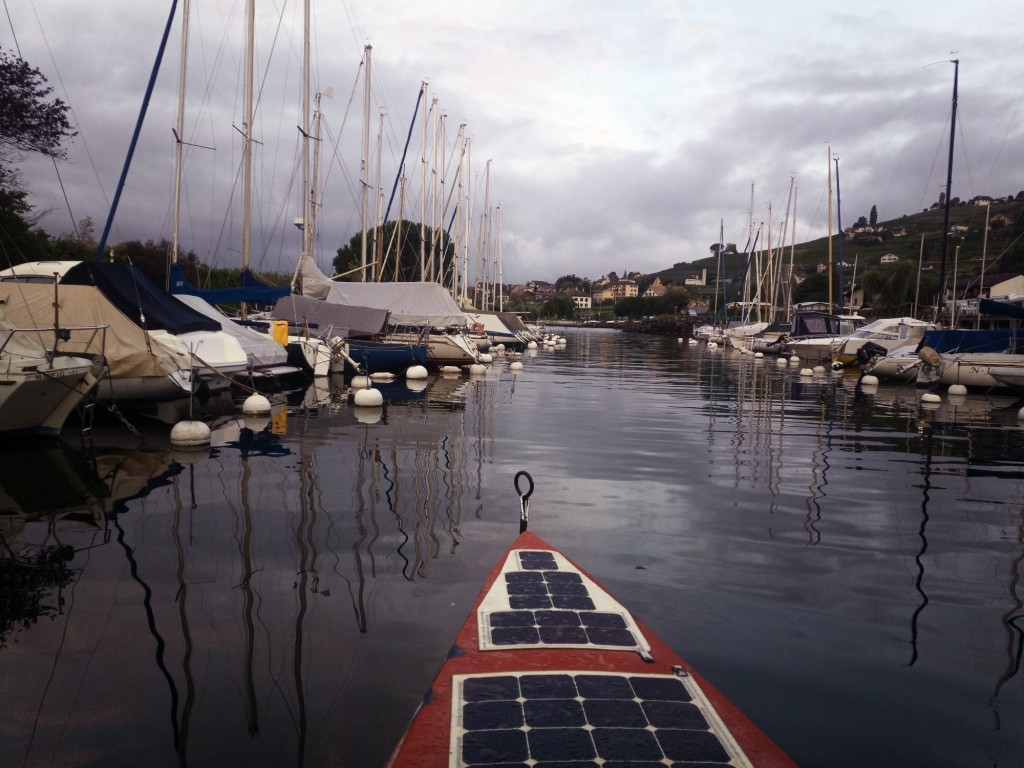 La galère continue, départ du Bouveret 8h, après avoir pris au plus près la côte on s'est retrouvés à l'embouchure du Rhône, l'eau est passée de 20° à 8 bonjour le choc thermique, heureusement ça n'a duré que quelques minutes. Pris un bout de bois dans l'hélice sans gravité. Plus tard pris trop près de la côte on s'est retrouvés sur du rocher tordant la protection de l'hélice et la bloquant, mea culpa un petit bateau à moteur nous a tiré juste à côté au port de la Tour de Peilz. La réparation faite on a filé direction le port de Moratel près de Cully, on a jamais pu l'atteindre, un vent de face s'est levé, voyant le ciel s'obscurcir zébré d'éclaires, je n'ai pas eu le choix les gardes côtes sont venus en pleine nuit avant qu'on finisse sur les cailloux, on était en vue du port. La nuit a été horrible, la couchette prenant l'eau et trempant tout, matelas, couette...