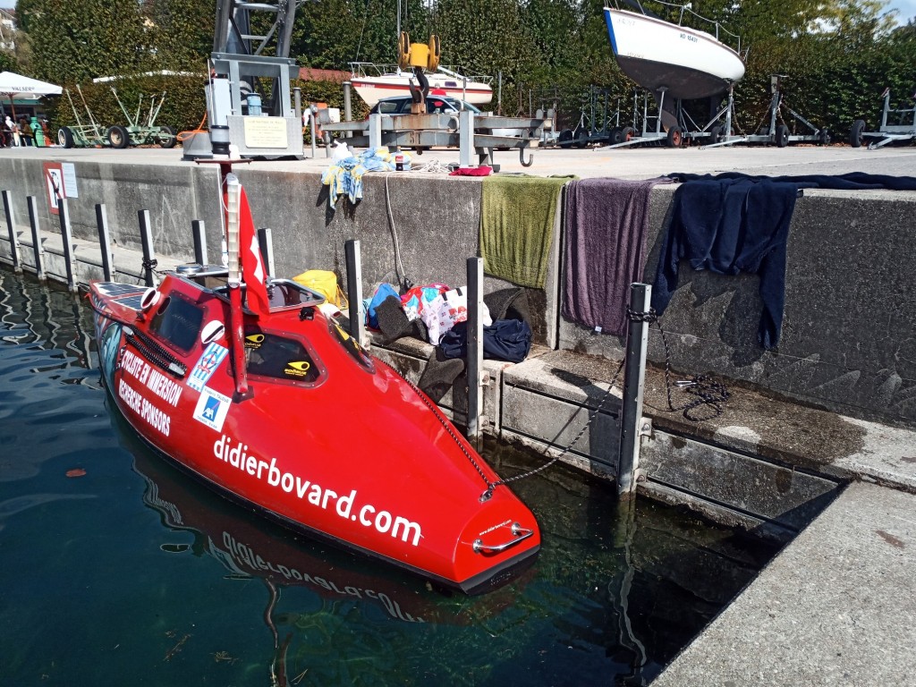 Les galères se suivent, j'avais prévu de ne faire que 6 km, environ 3 h de pédalage aujourd'hui histoire de sécher tout ce qui était trempé et faire un réglage mécanique au port de Pully, là où j'avais fait une mise à l'eau en début d'année et une conférence l'automne dernier avec 200 élèves. Les trois premiers km ont été sans souci quand s'est levé un vent de face, même pas très fort mais en ajoutant un courant toujours de face, impossible de tenir le cap le bateau se mettant de travers. Seule solution pagayer, maîtrisant mieux la dérive de l'étrave, ce que j'ai fait plus de deux heures de temps à très faible allure, une nageuse nous a même dépassé à la brasse tellement j'étais lessivé, bon faut dire que mon maillot de bains fait 400 kg 😁 À quelques centaines de mètres du port un sympathique gars venu d'Évian à voulu me tracter. Beaucoup de gens viennent nous voir, Raymond m'a donné une bâche pour que je dorme au sec après avoir profité du soleil pour sécher mon matelas et ma couette, Céline m'a offert un fish and chips 🙂 et Jean Pierre du Golden Snack un rouleau électrique pour charger la batterie. Ces jours prochains la météo n'est pas extra, je ne prendrai pas de risque de sortir au cas où. Quand je regarde Évian en face, j'ai dû mal à imaginer la distance qu'on a parcouru et tout ça en pédalant sous l'eau, je déplore le manque d'intérêt des médias suisses et tous ceux que je rencontre aussi, même s'ils ont entendu parlé du projet ou déjà vu le bateau. Le médical aussi aurait pu s'y intéresser, pédaler avec juste la tête à l'air pendant une dizaine d'heures pour mon âge 😆 aurait été un bon sujet. On verra la suite où à chaque jour suffit sa peine.