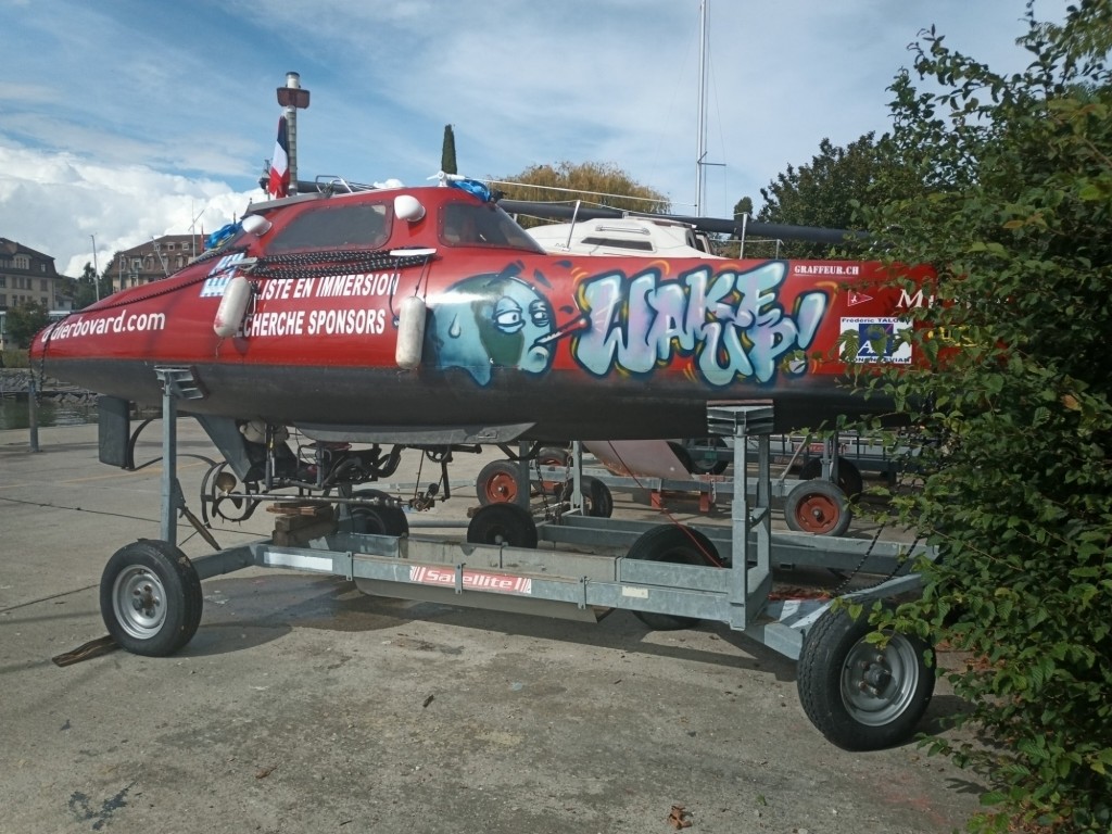 Demain je m'occupe de cette infiltration d'eau, change la barre de direction du gouvernail perdu lors du sauvetage, et fait une révision complète. Mes pieds bénissent aussi cet arrêt, après deux jours sans enlever les chaussons, j'ai eu peur en les voyant aussi transparents que du cristal 😁 Ce soir je dors au sec grâce à José del Val directeur du club de voile de Pully qui m'a proposé un lieu plus confortable.