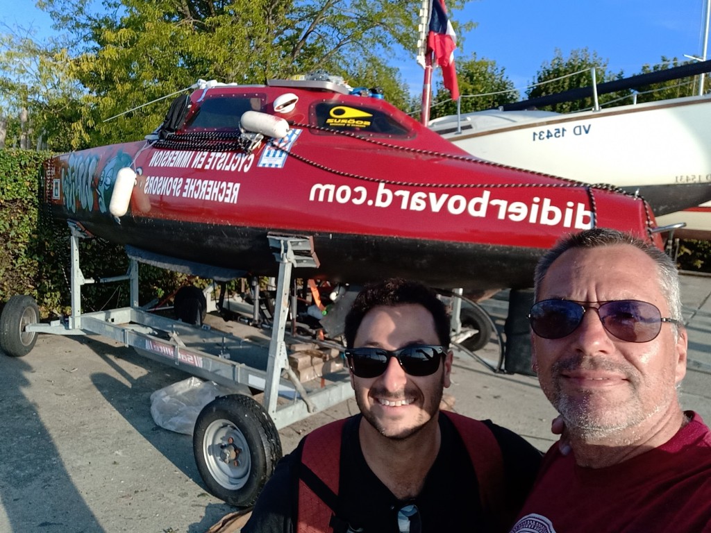 Alors ça pour une surprise, la visite de Jean-Gabriel Chelala habitant en Suisse maintenant, un aussi fada que moi du pédalo, à nous deux on contabilise 30'000 km sur l'océan. Un gars sympa, humble et respectueux des règles que nous soumet Dame Nature. Je vous laisse visiter son site : www.jeangabrielchelala.com